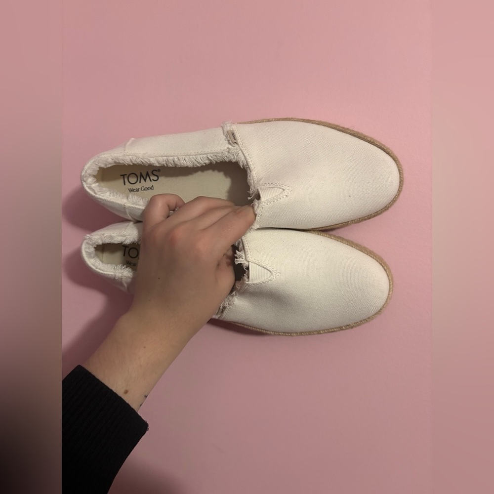⭐️Tom’s white shoes